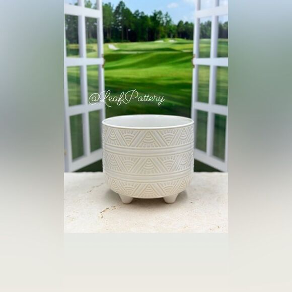 Coladita White Ceramic Planter Pot with Stud legs attached - Picture 6 of 9